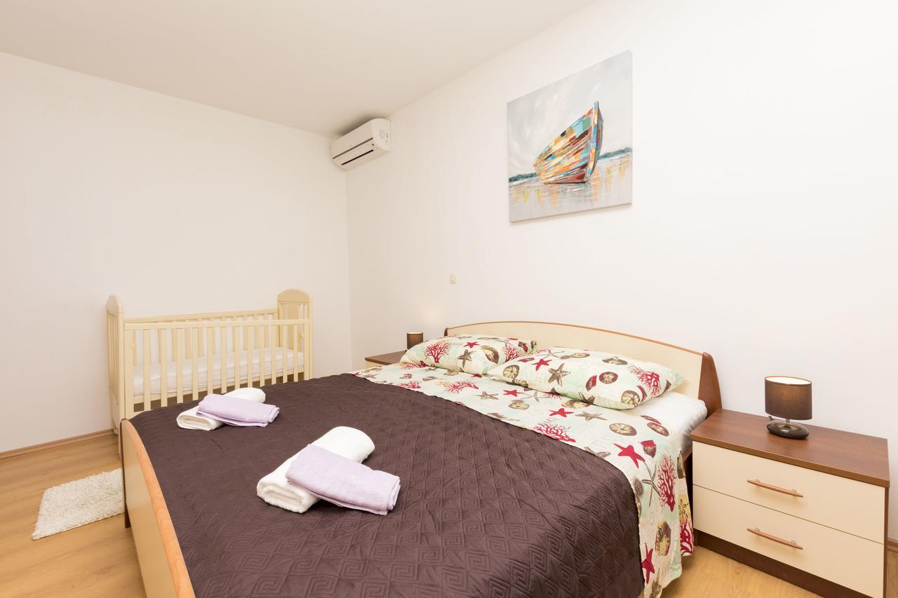 Apartment Petea 오미스 객실 사진